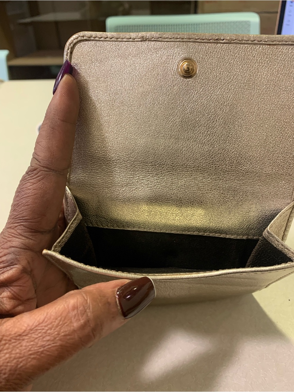Gucci Gg Britt Compact Wallet Metallic Gold Leather - Picture 4 of 7